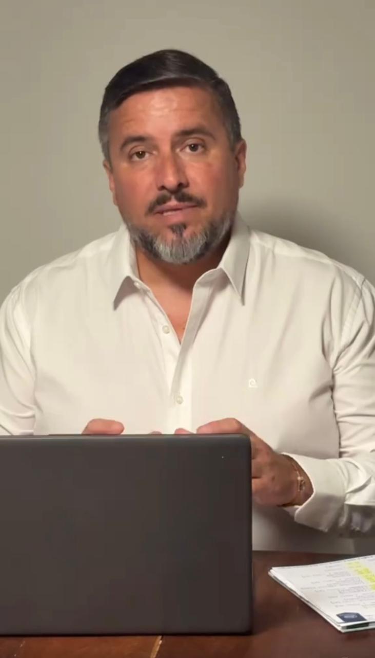 Fundador de Argentina al Mundo operando el ecosistema desde la oficina institucional · Decisor único de la arquitectura AI-native