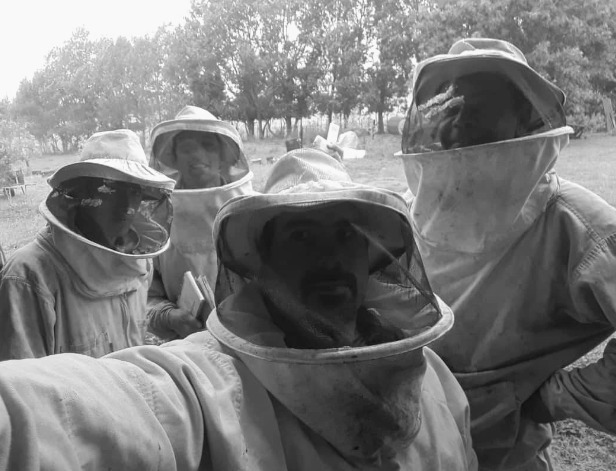 Tercera generación de apicultores en la Sierra de los Padres · Familias productoras generacionales argentinas · Ecosistema humano vivo · Fotografía documental en blanco y negro